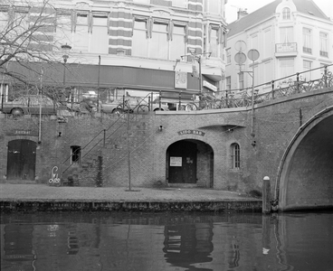 882251 Gezicht op de ingang van de Lido Bar (Oudegracht 136 aan de Werf) te Utrecht, met rechts de Bakkerbrug.